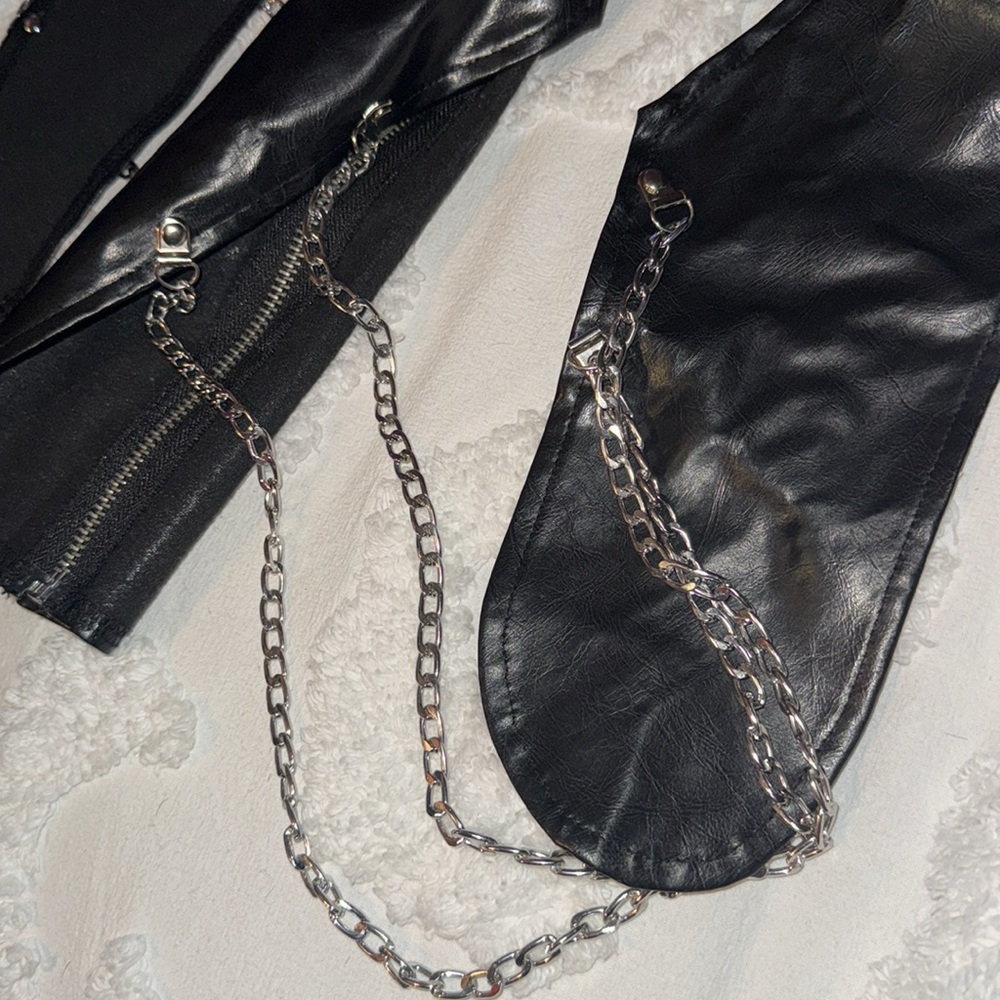 Men’s incredibly unique, faux leather top with chains and zipper detail - Picture 7 of 9